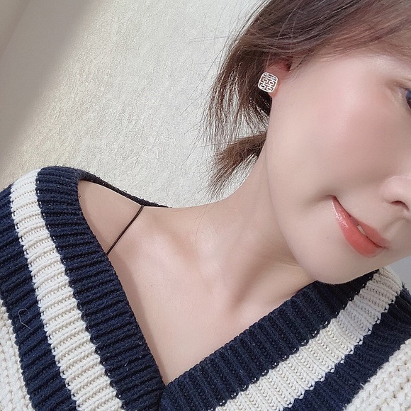 Gold Colored Chinese Letter Happiness Earrings - Picture 5 of 8